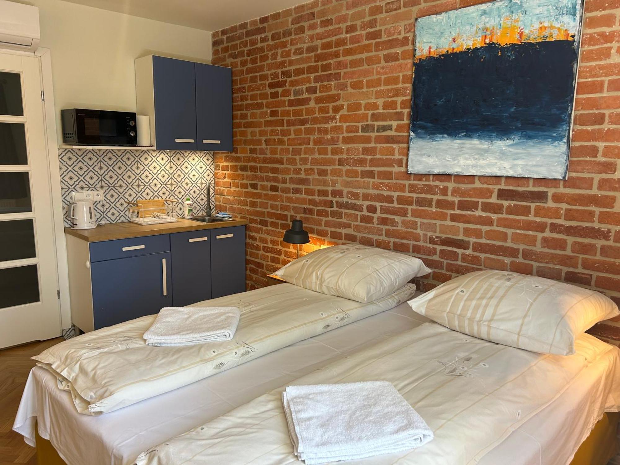 Cybulskiego Guest 3*